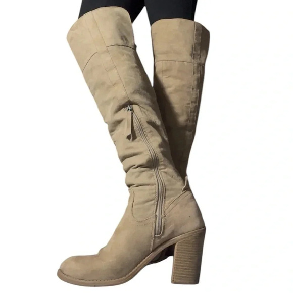 Size 8.5 Boots - Picture 6 of 8